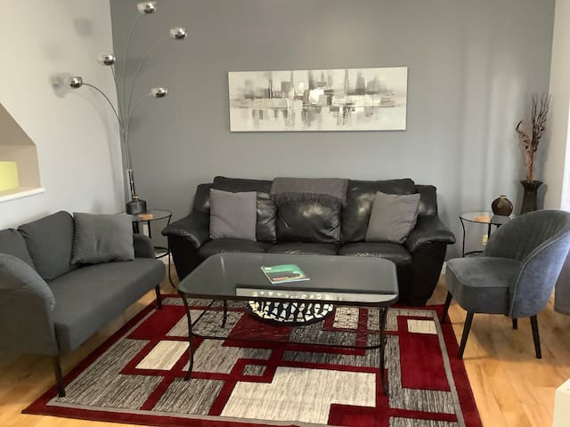 Bright & Spacious 3 Bdrm Home, Close to downtown