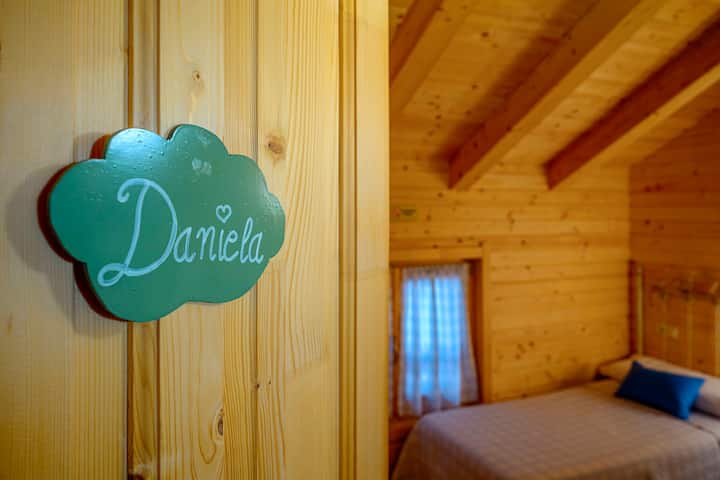 Dhoma e gjumit e Danielës me 2 krevate të ulët dhe 2 krevate marinari. Net të mbushura me argëtim