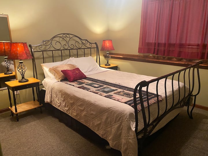 Третата спалня има двойно легло, голям прозорец и гардероб (по-ниско ниво)