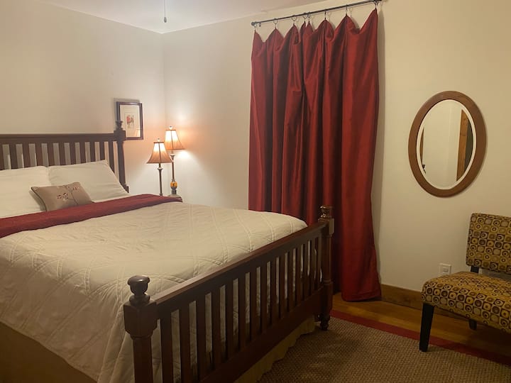 Уютната втора спалня има двойно легло, срещу коридора от основната спалня.