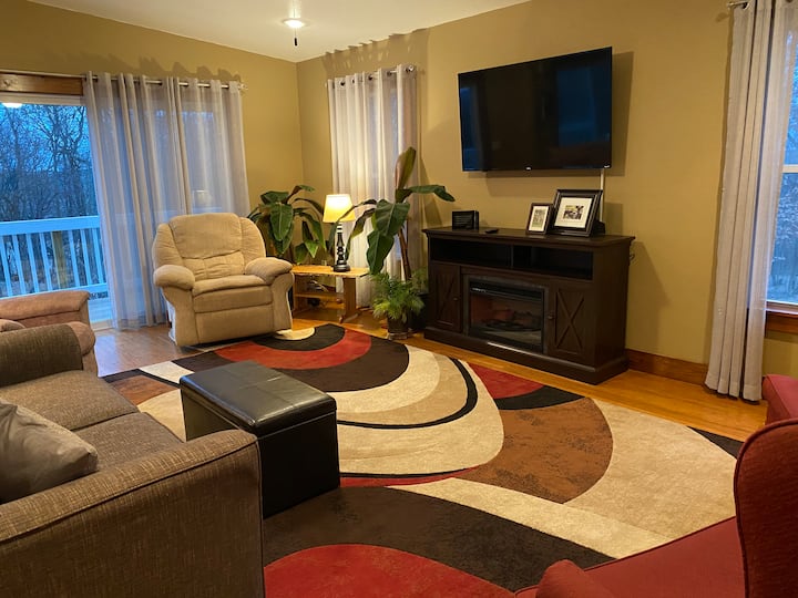 55 - инчов телевизор Roku, спален диван, Lazyboy Recliner, плъзгащи се врати към горната палуба