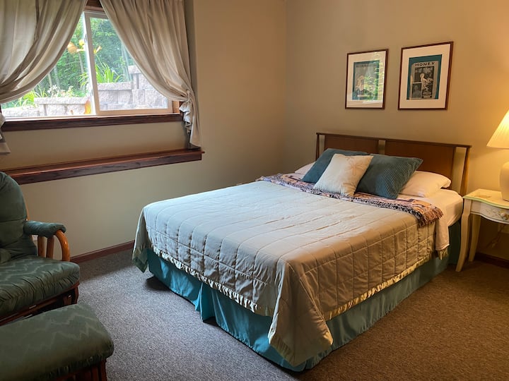 В 4 - та спалня има двойно легло queen size, планер с османска кухня, голям прозорец и дрешник (долно ниво)