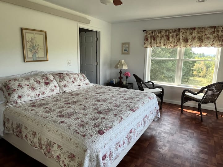 La camera da letto ha un comodo letto matrimoniale grande e sedie per bere il tuo caffè mattutino in bianco ammirando la vista sulle montagne. 