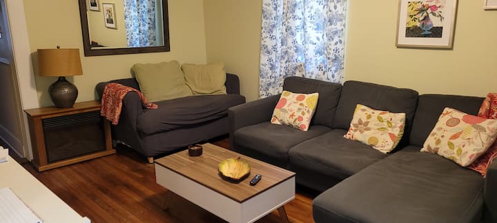 Canapés très confortables.
Le foyer mobile peut être utilisé avec de la chaleur, ou simplement avec les flammes pour une ambiance confortable.  Il roule dans la cuisine ou partout où vous voulez de la chaleur supplémentaire en bas.
De nouveaux rideaux isolés laissent entrer un peu de lumière tout en le gardant au chaud ou au frais.