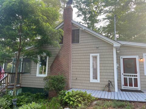 Cottage with screen porch overlooking Webster Lake
