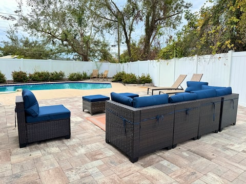 5BR/3BTH Pool Home Close to Airport + Parks! ♥★♥★