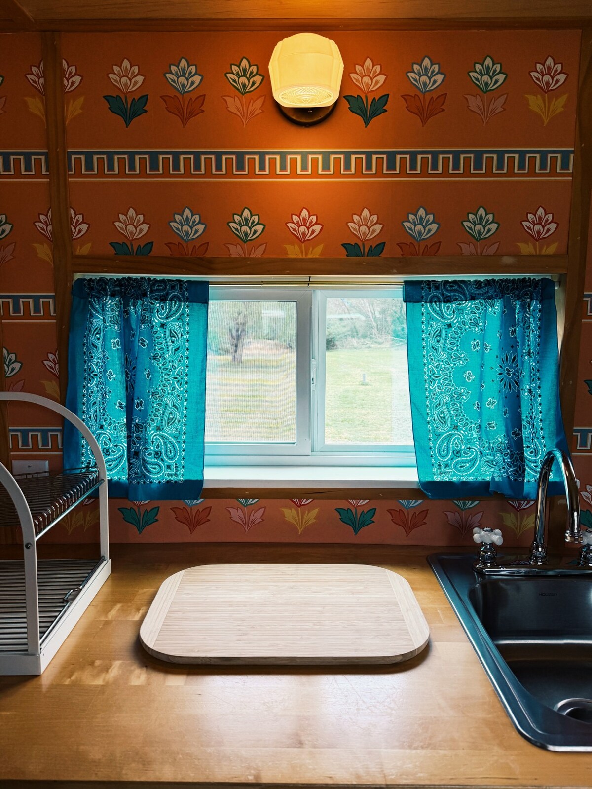 King Bed + 3 acres + private pool “BB”