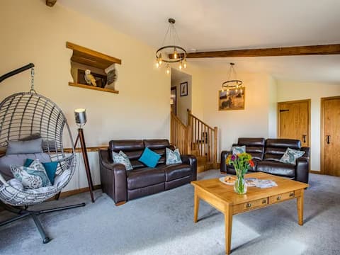 Top Airbnb: Luxury Barn Conversion Sea Views Hot Tub - No Fees in Ilfracombe