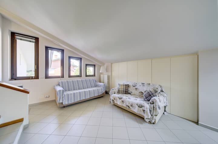 Kitanda cha sofa na sofa ndogo