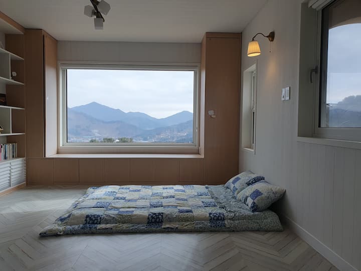 Slaapkamer op de 2e verdieping met een goed uitzicht
Slaap terwijl je naar de maan en sterren kijkt.