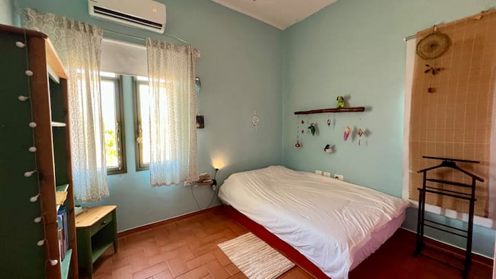 An additional bedroom is available upon request. Please let us know in advance so we can prepare it for your stay."

Electric Adjustable Bed (מיטה מתכווננת חשמלית)