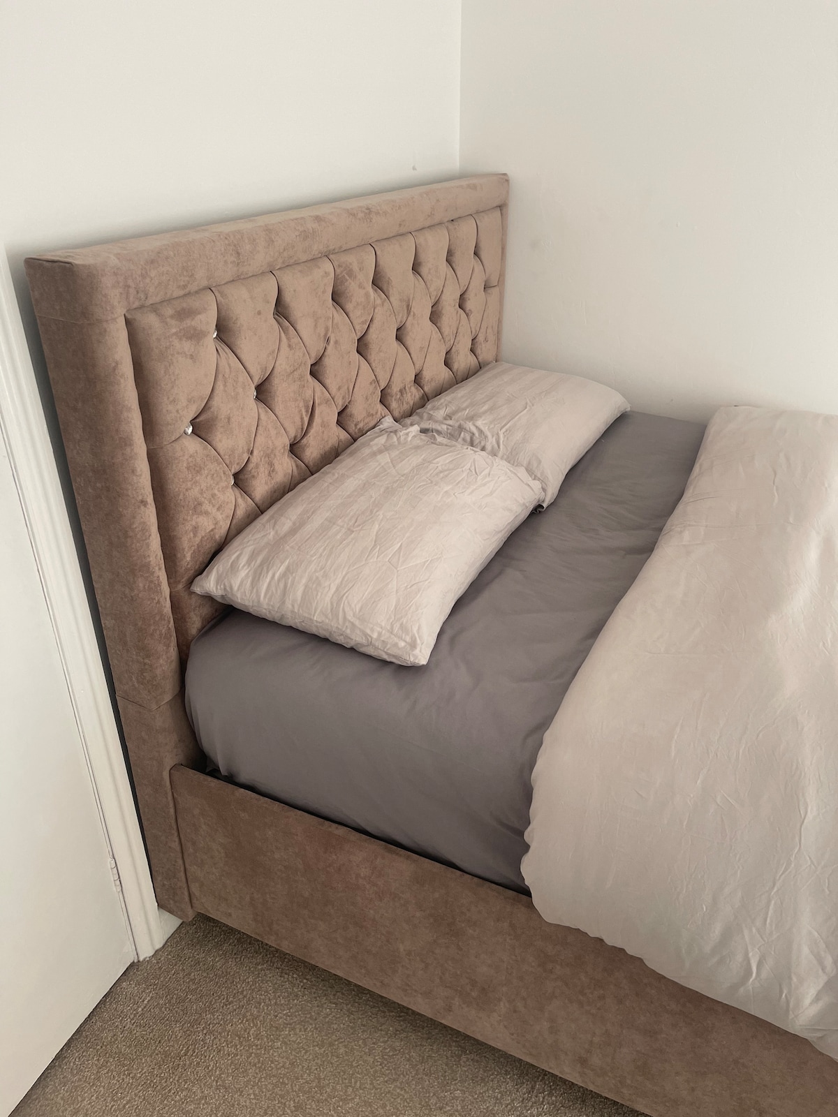 Este es el dormitorio principal con cama tamaño king y armario empotrado.