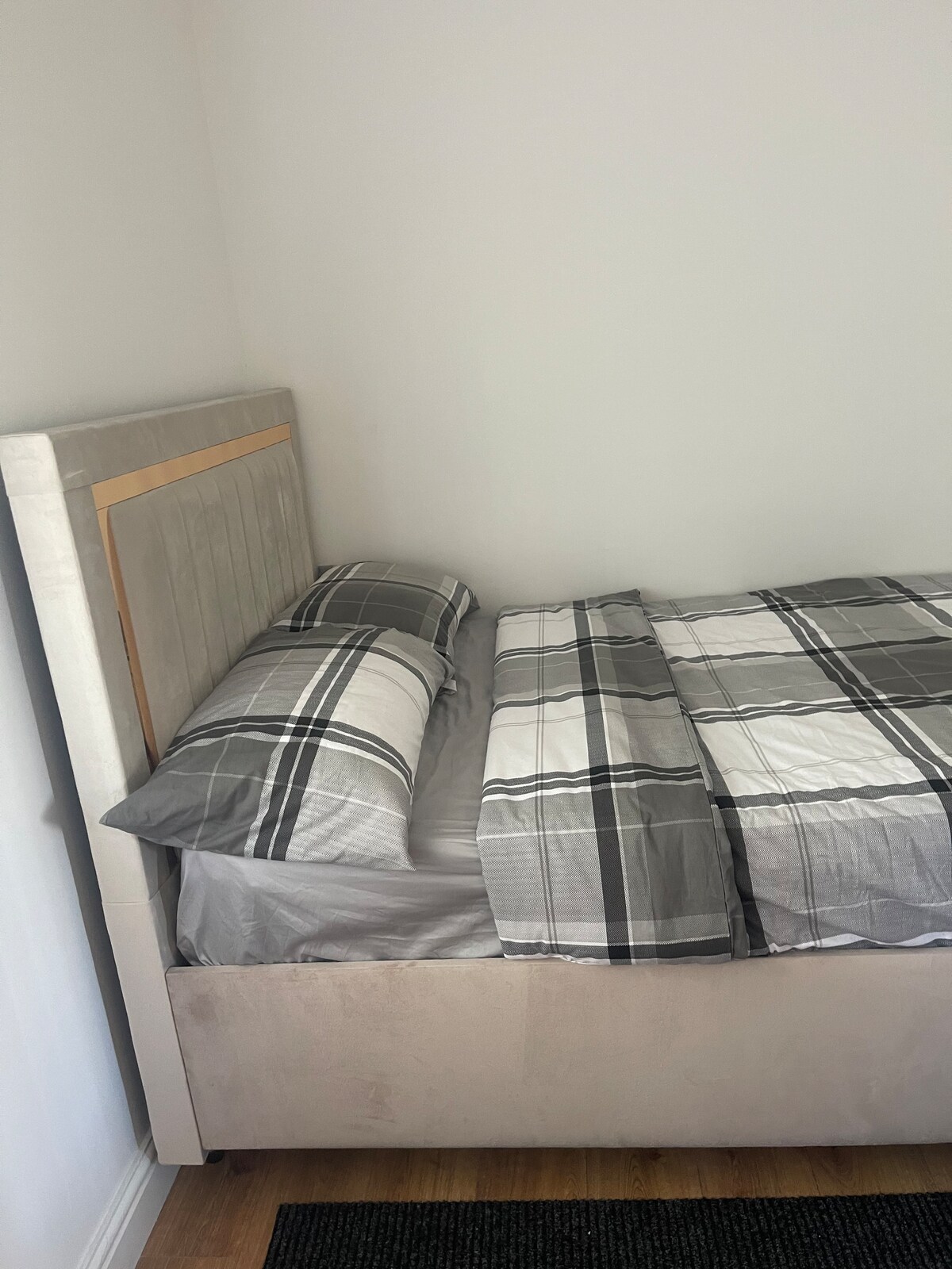 Habitación doble con 1 cama doble pequeña, tiene armario.