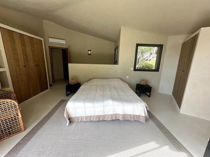 Habitación 3 - Master (casa principal)
- Vista al mar
- Aire acondicionado
- 2 camas de 90x200 que se pueden juntar
- Armario y estantes de almacenamiento
- Espacio de oficina
- Baño integrado