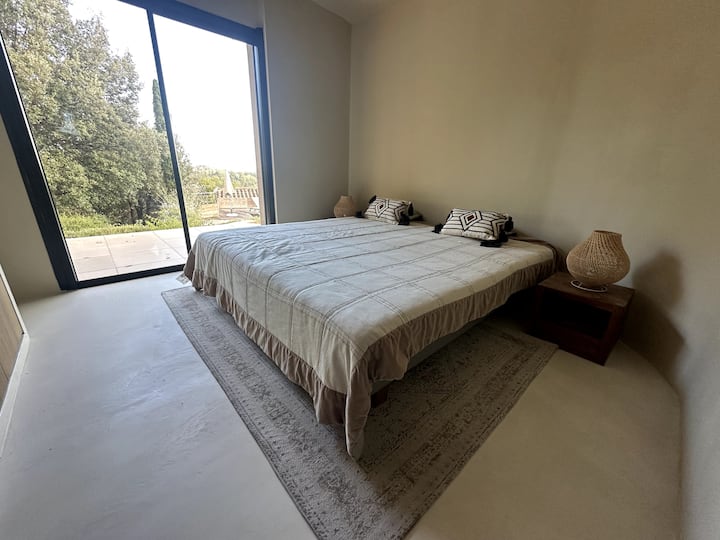 Habitación 1 (casa principal)
- Vista al mar
- Aire acondicionado
- 2 camas de 90x200 que se pueden juntar
- Armario y estantes de almacenamiento