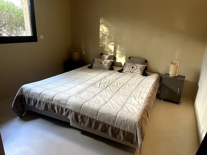 Habitación 2 (casa principal)
- Vista jardín
- Aire acondicionado
- 2 camas de 90x200 que se pueden juntar
- Armario y estantes de almacenamiento