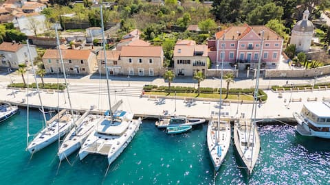 Top performing Airbnb: Seafront Stone Home | King Beds | Garden | Balcony in Velo Grabje