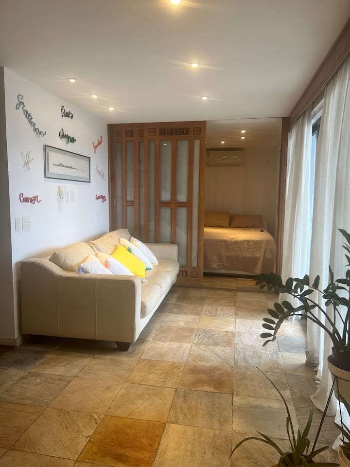 כניסה לסוויטה בקומה השנייה. בתמונה ניתן לראות את "הסלט" שמצפה לכניסה לחדר המורכב מספה נשלפת.