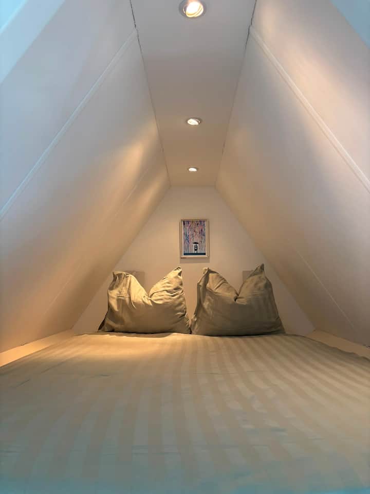 Sleep comfortably in the ridge. Bed lights and power sockets to charge your mobile are provided (behind the pillows). No worries about the heat, because there is air conditioning!
