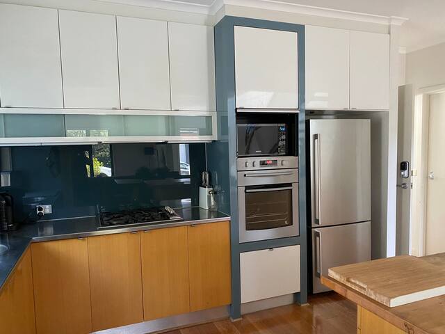 ‘At Home’ in superb Port Melbourne gallery image 5