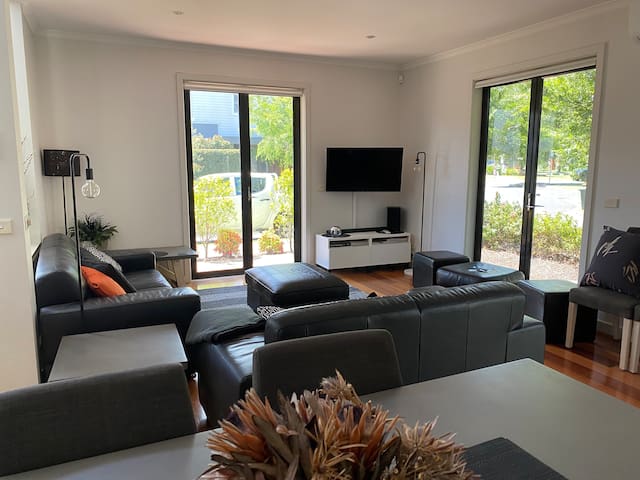 ‘At Home’ in superb Port Melbourne gallery image 2