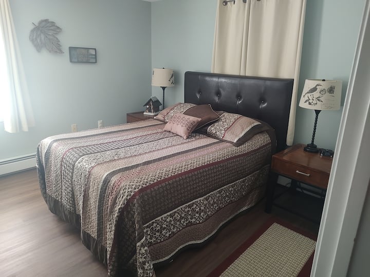 Cómoda cama tamaño queen con mucho espacio a ambos lados de la cama y mesitas de noche. Por cierto... un lado de la cama es un poco más firme que el otro, ¡así que asegúrate de probar ambos lados para encontrar el lugar más cómodo!