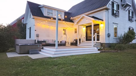 Stunning Riverfront Inn - Close to Ski w/ Hot Tub