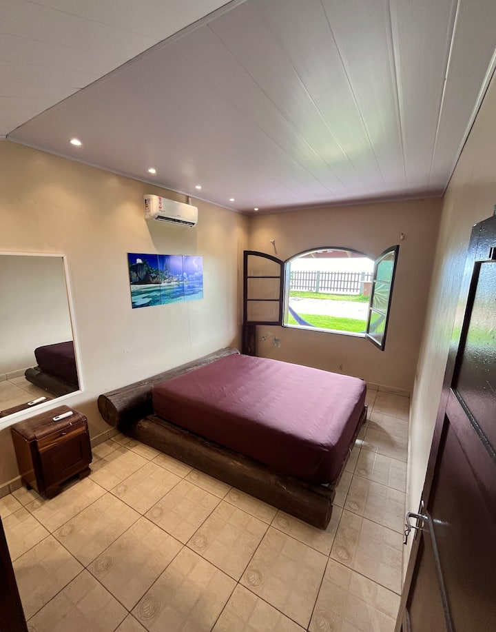 غرفة النوم 1 - البحر الأمامي: سرير بحجم كوين وسرير فردي، مكيف هواء ساخن بارد 