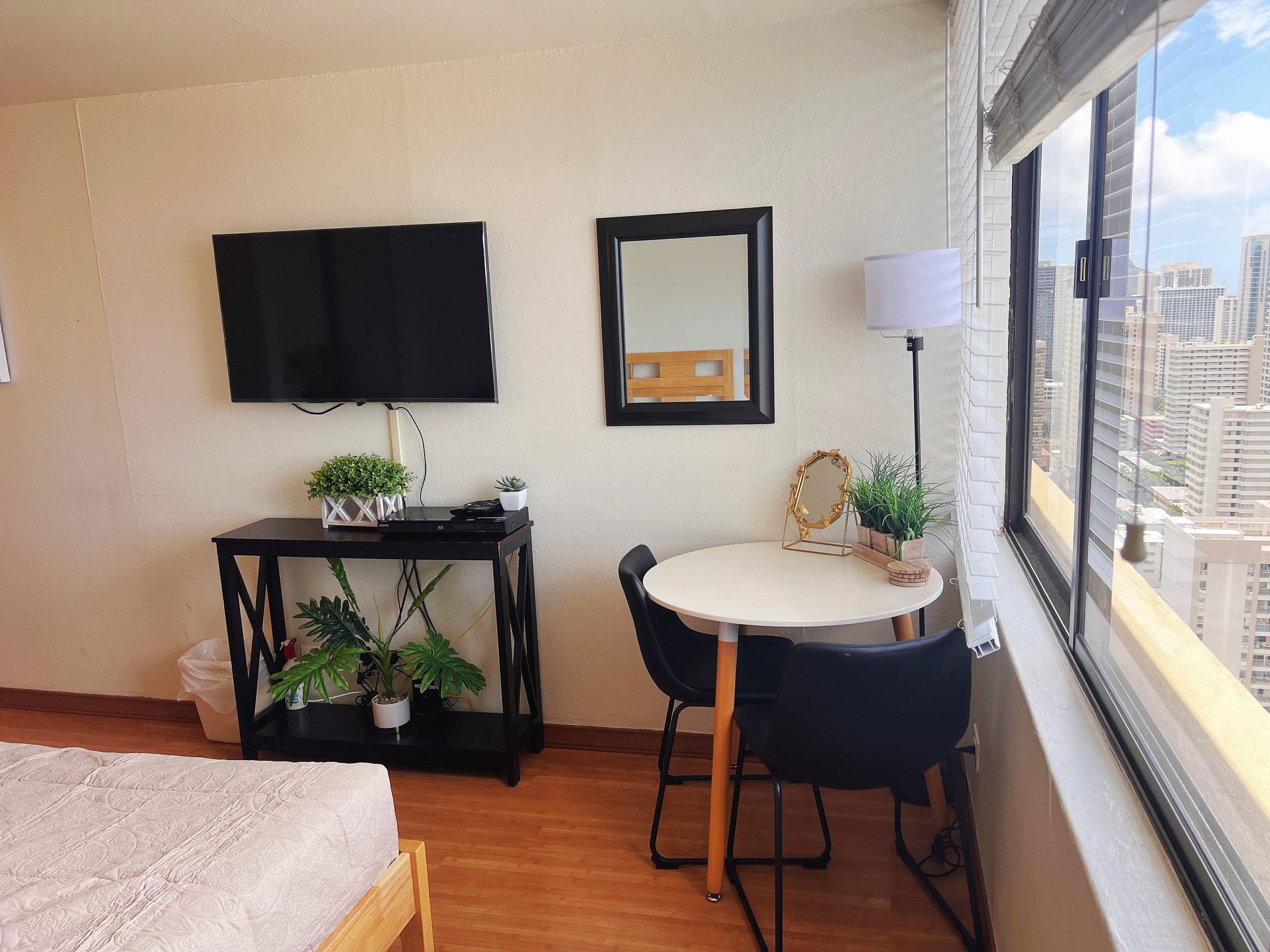 Condo in Honolulu · ★4.61 · Studio · 1 bed · 1 bath - Image 2