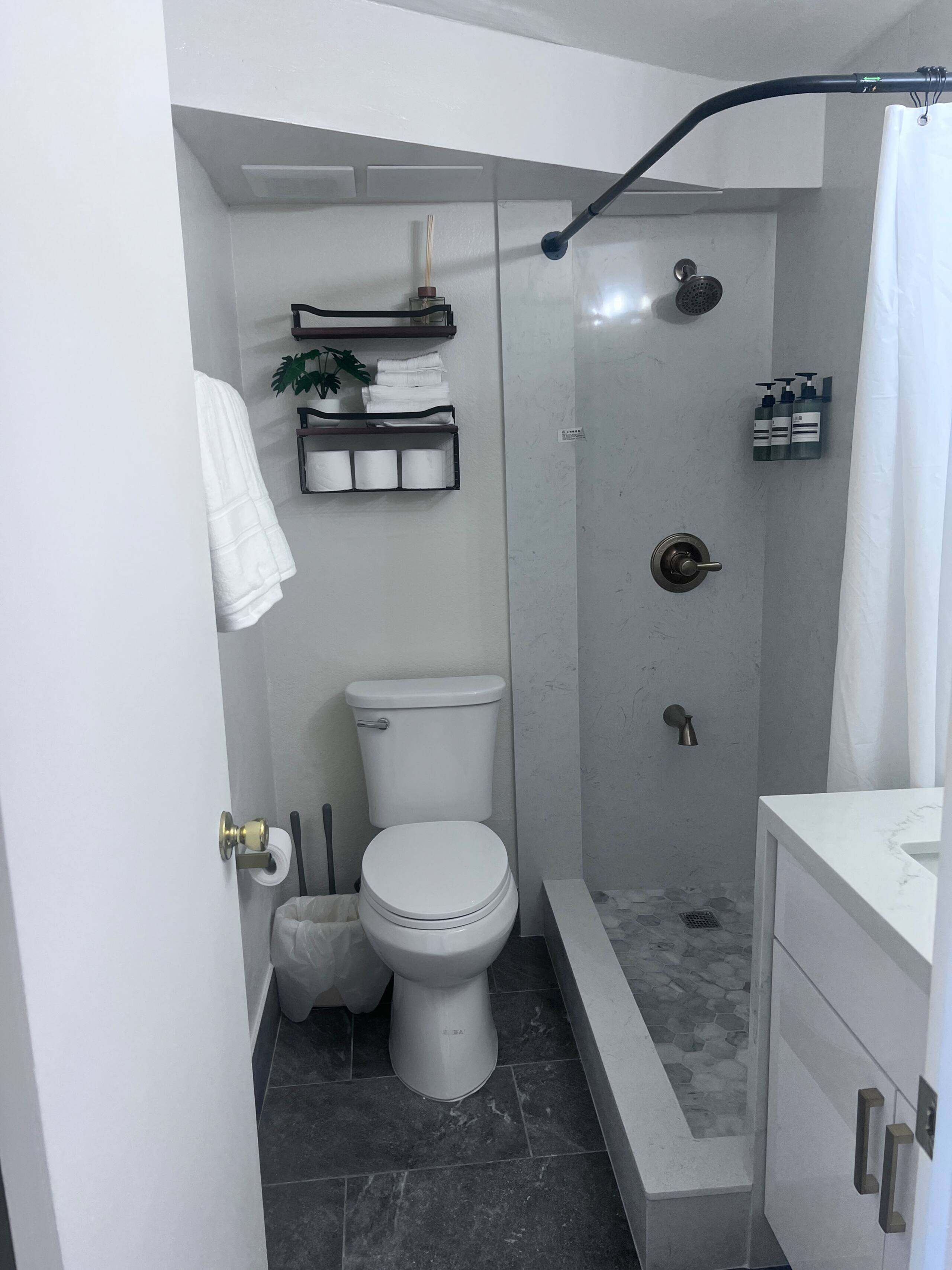 Condo in Honolulu · ★4.61 · Studio · 1 bed · 1 bath - Image 10
