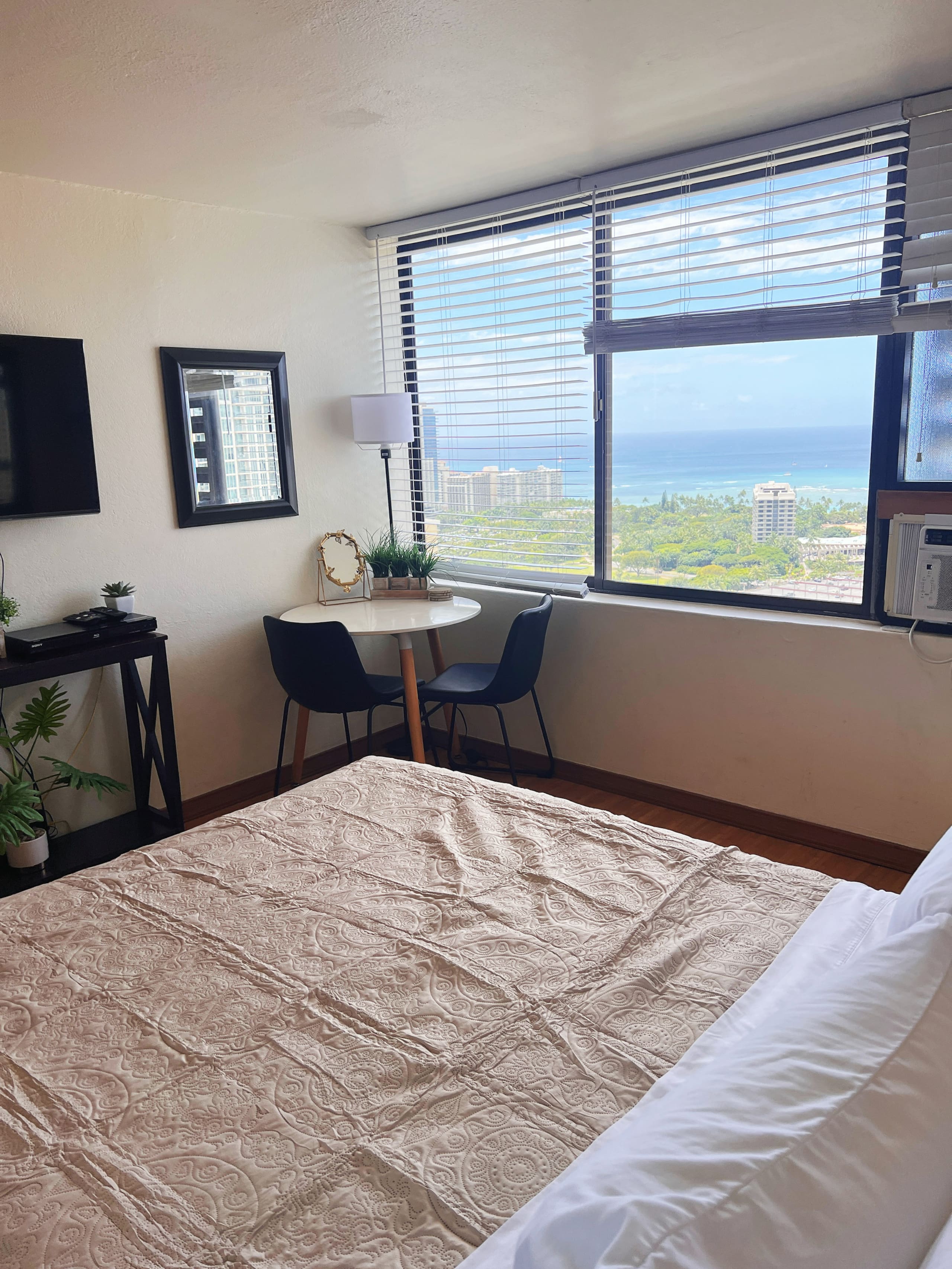 Condo in Honolulu · ★4.61 · Studio · 1 bed · 1 bath - Image 4