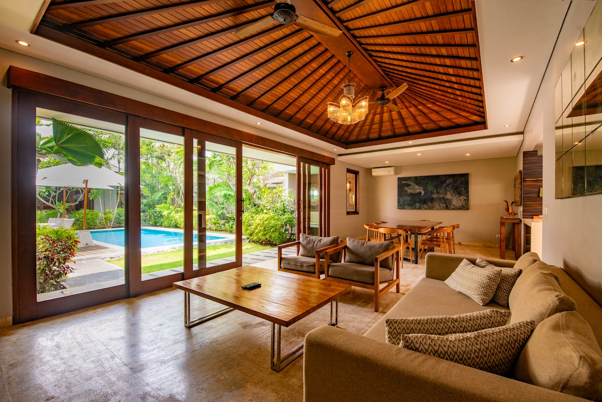 Villa in Denpasar · ★5.0 · 4 bedrooms · 5 beds · 4 shared baths, comparabile Airbnb