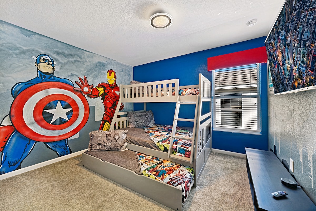 Hay mucho espacio en la habitación Avenger con la cama de tamaño completo, la litera doble y la cama nido doble.