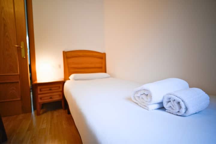 "The place is perfect for a relatively large group. The 5 bedrooms and 3 bathrooms are great, as is the living/dining room. The photos don't do the apartment justice. The heating works perfectly (...)"-Sol★★★★★