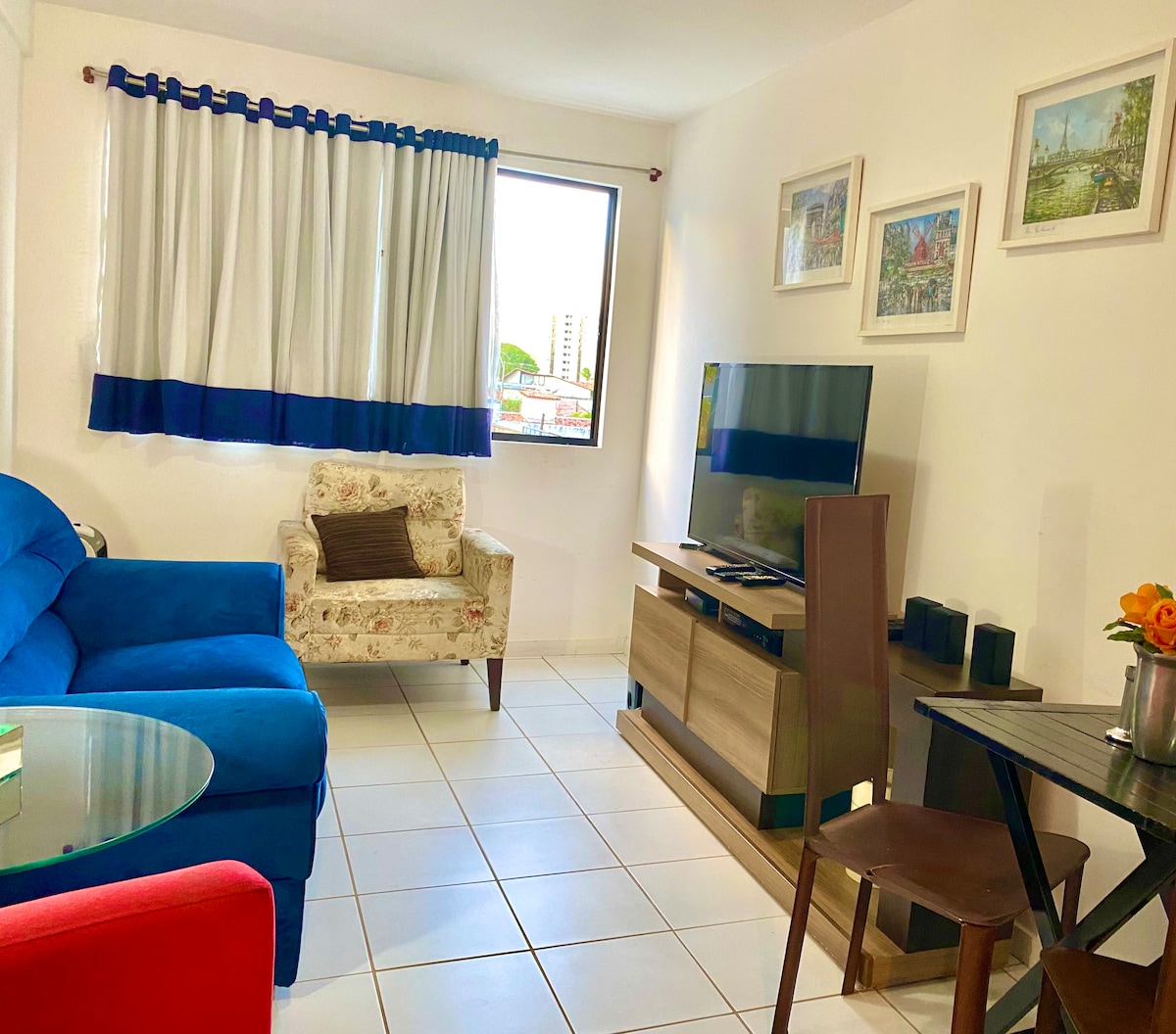 全套客厅，配备50 *的智能电视，带漂白窗帘， 2个电视平台： Netflix和Primevideo ；有线电视、新沙发、远程工作桌！