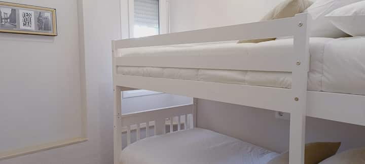 Slaapkamer met een stapelbed van 90 cm en de mogelijkheid voor een derde extra bed van 70 cm voor kinderen.

Slaapkamer met een stapelbed van 90 cm en de mogelijkheid van een derde extra bed van 70 cm voor kinderen.

