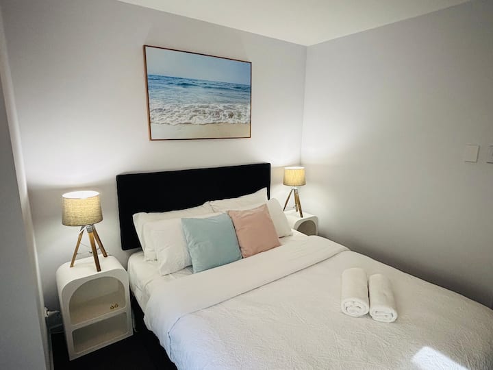 Bekväm queen-säng. 