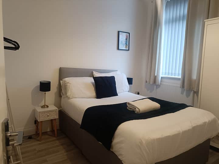 La chambre 3 est à l'étage, à côté de la salle de bain et est la plus grande chambre. Il dispose d'un lit queen size/petit lit double et il y a un espace penderie pour les vêtements.