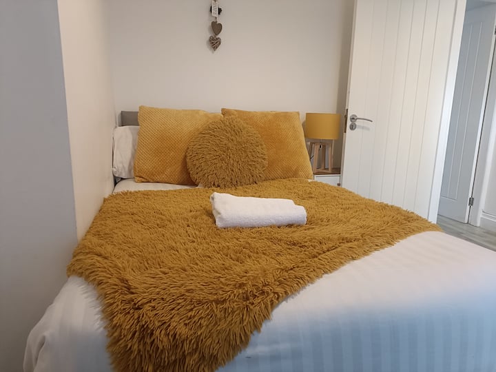 La chambre du rez-de-chaussée est située à l'avant de la maison et, comme toutes les chambres, dispose d'un lit queen size/double.