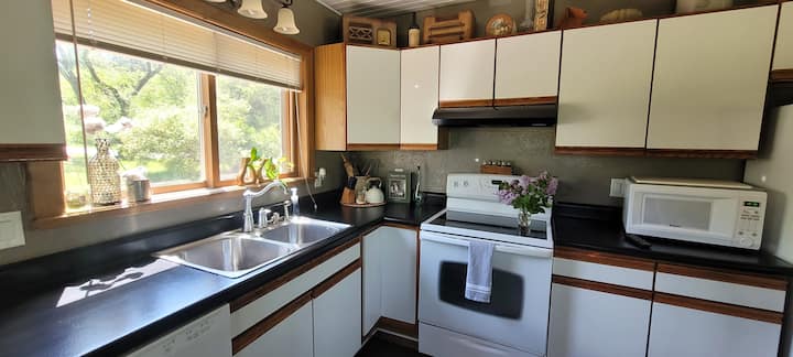 Peaceful Bayside Cottage - Spring Lake, WI