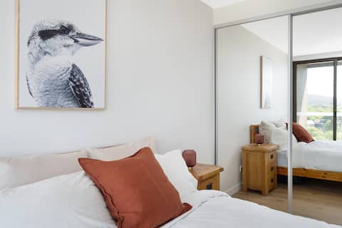 Penthouse -Views, EV charging, long stay discounts