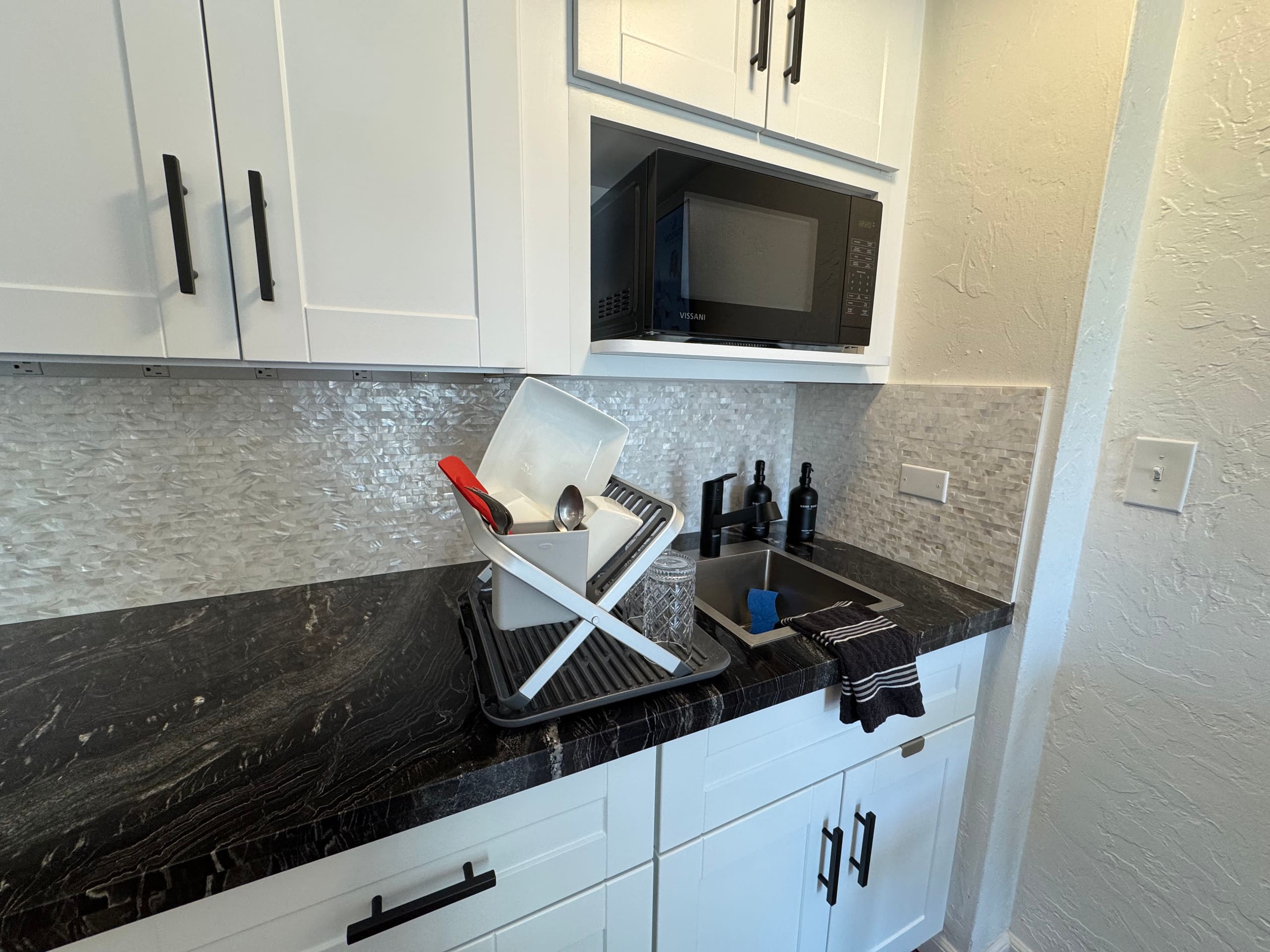 Condo in Honolulu · ★4.79 · Studio · 1 bed · 1 private bath - Image 20