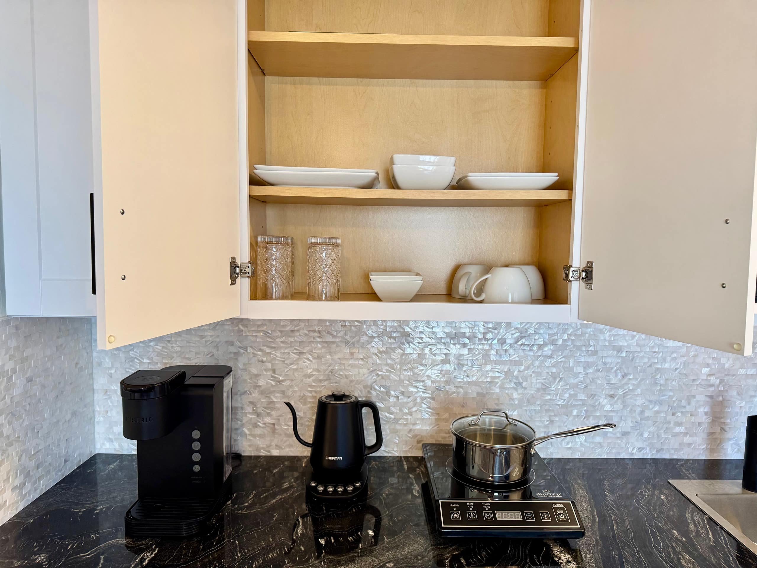 Condo in Honolulu · ★4.79 · Studio · 1 bed · 1 private bath - Image 8