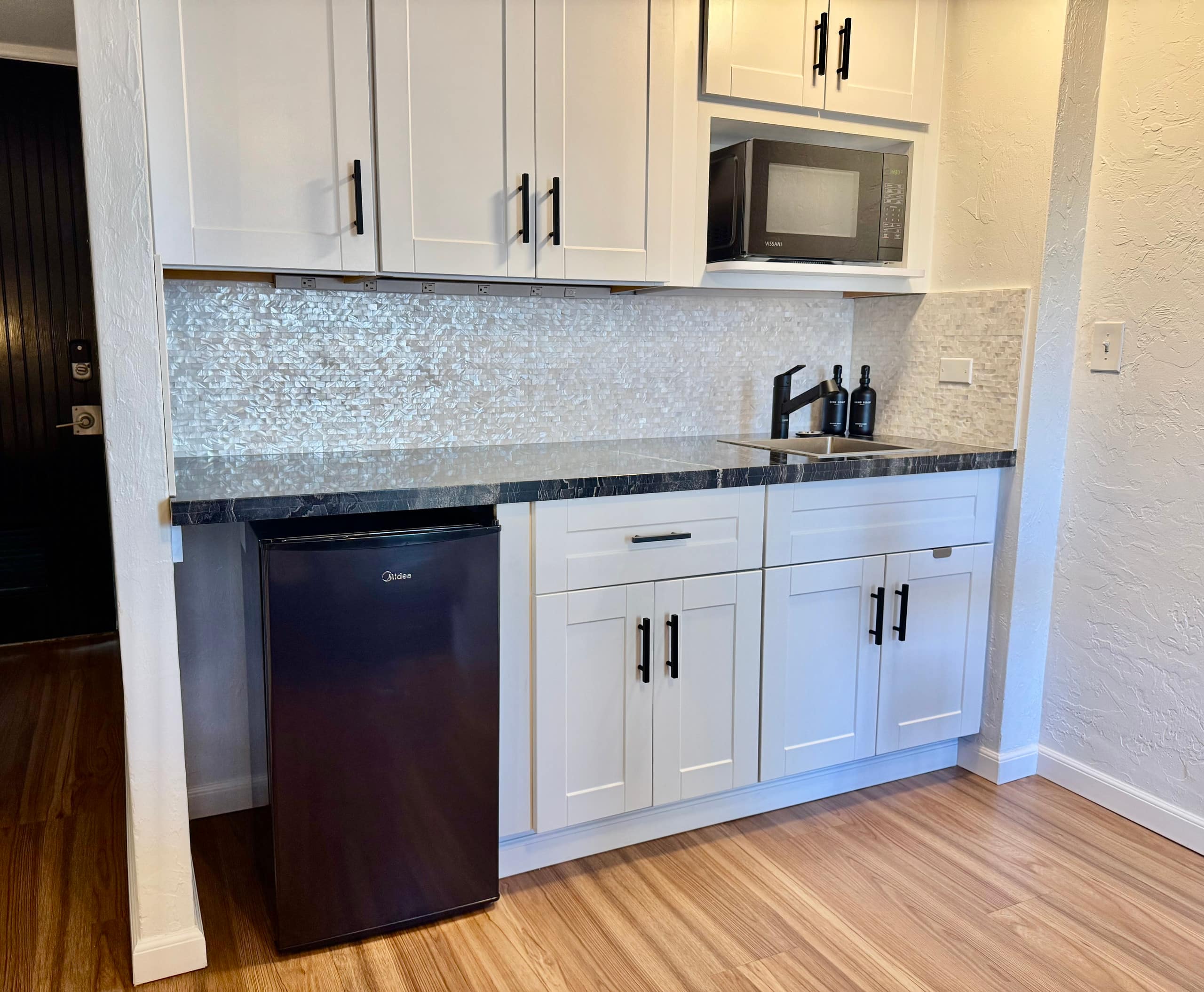Condo in Honolulu · ★4.79 · Studio · 1 bed · 1 private bath - Image 16