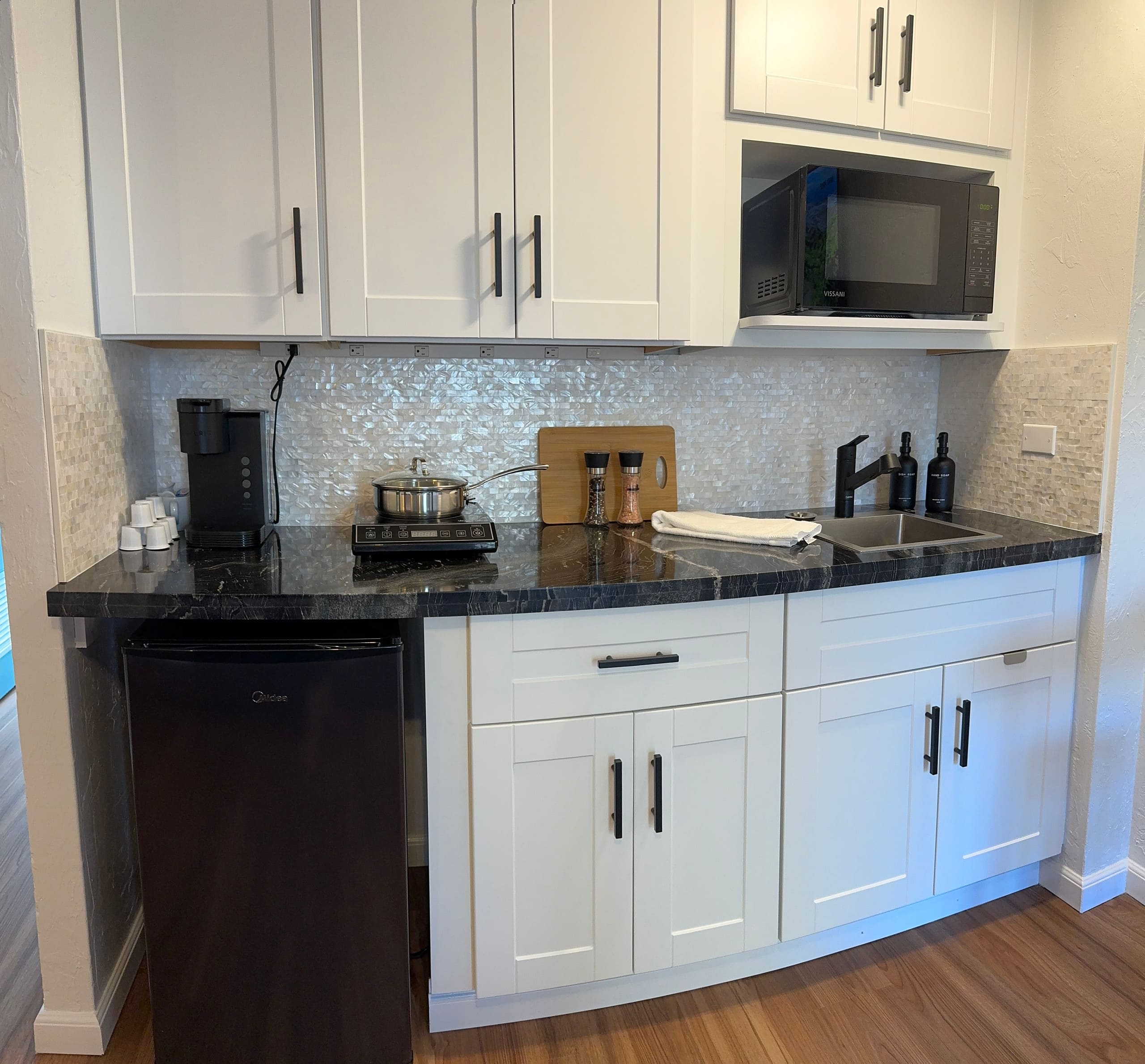 Condo in Honolulu · ★4.79 · Studio · 1 bed · 1 private bath - Image 2