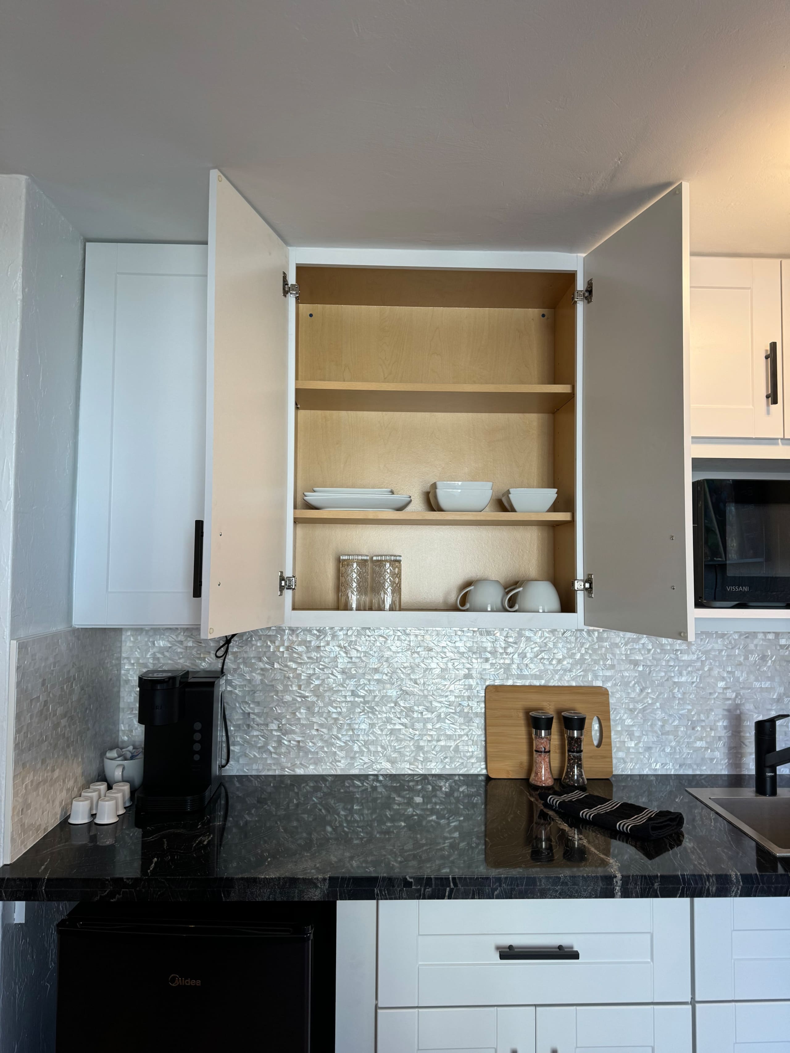 Condo in Honolulu · ★4.79 · Studio · 1 bed · 1 private bath - Image 5