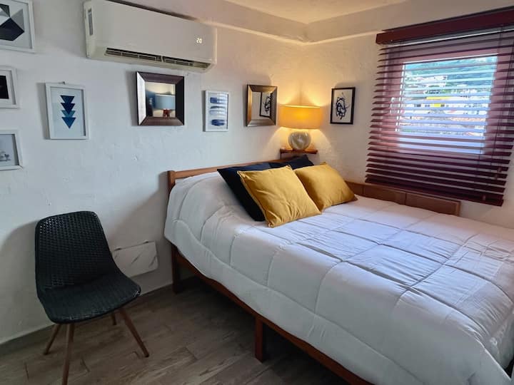 Un véritable lit pour des nuits confortables et reposantes, climatisation incluse.