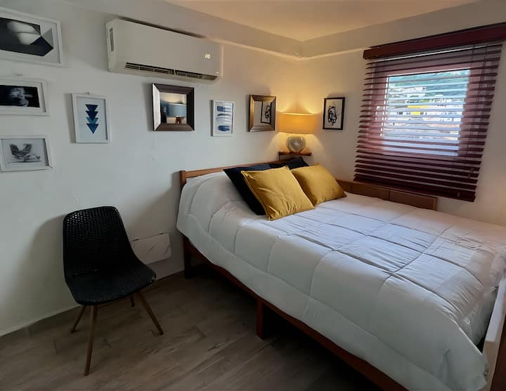 Un véritable lit pour des nuits confortables et reposantes, climatisation incluse.