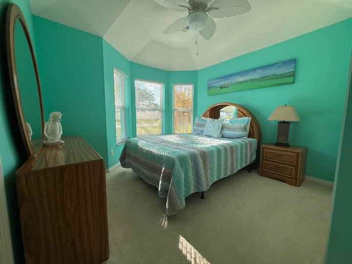 Nuru inayoingia kupitia dirisha lako ishuhudie amani unayopumua katika chumba kizuri kama hicho cha kulala.