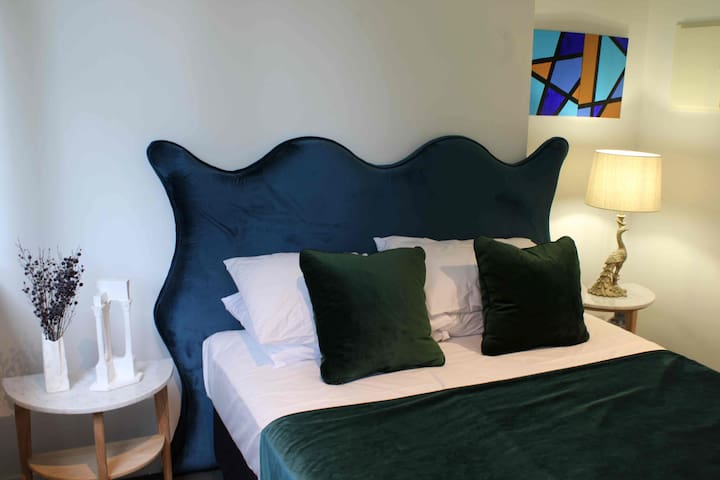 City Apt, 2 beds 1 bath, Good Location.